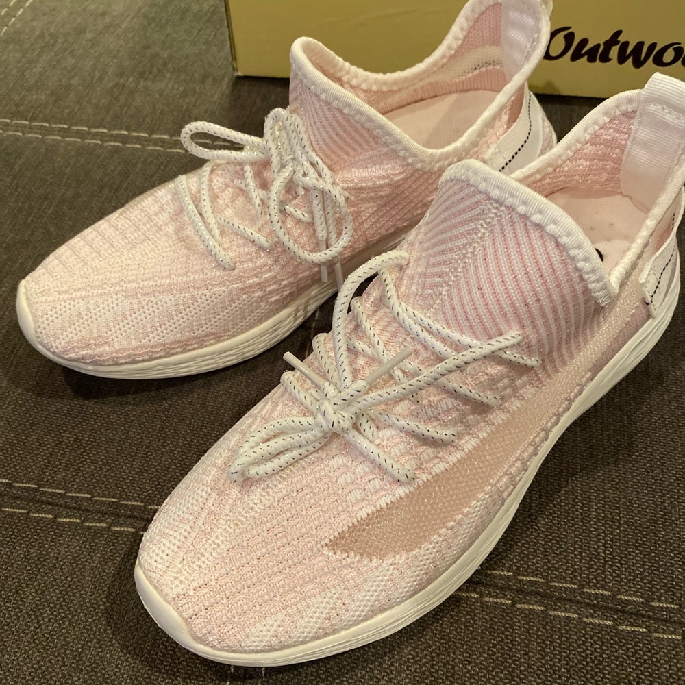 Mesh lace up sneaker size 5 💕